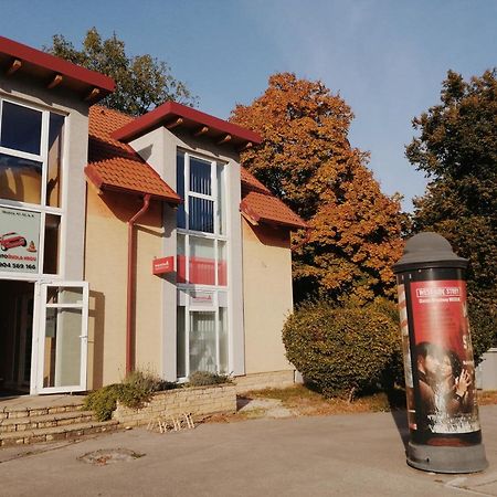 Apartman Pri Parku Sered' Exteriör bild