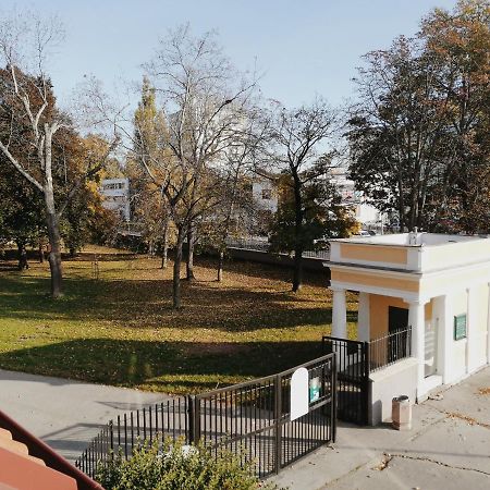 Apartman Pri Parku Sered' Exteriör bild