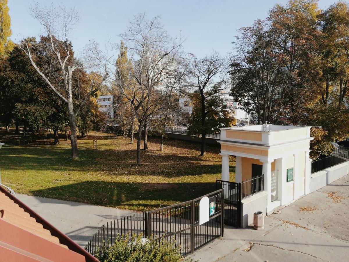 Apartman Pri Parku Sered' Exteriör bild