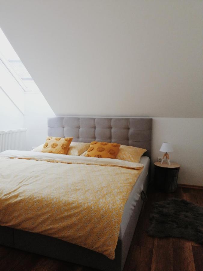 Apartman Pri Parku Sered' Exteriör bild